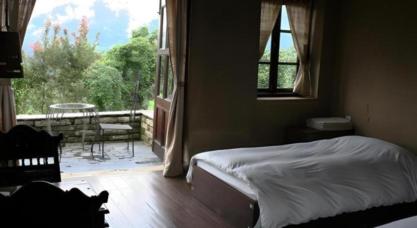 Hananoie - A Permaculture Resort ポカラ エクステリア 写真